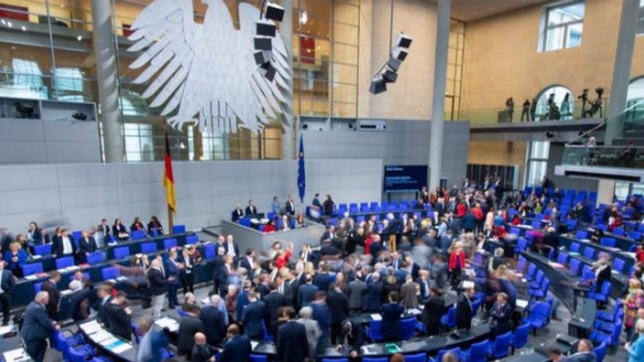 Almanya'da milletvekili maaşları düşüyor