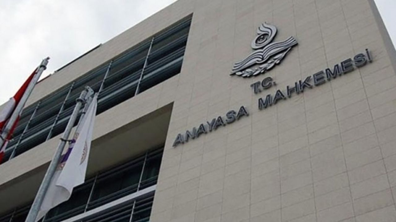 AYM  'Başkanlık sistemine hayır' cezasını iptal etti