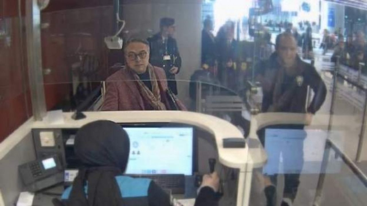 Modacı Barbaros Şansal, İstanbul Havalimanı'nda gözaltına alındı