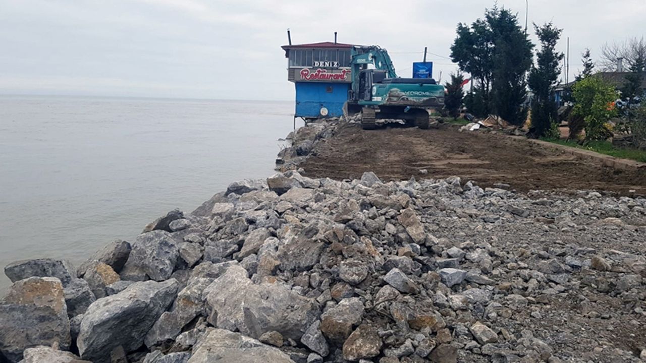 Karasu’da kıyı erozyonuna karşı taş tahkimat!
