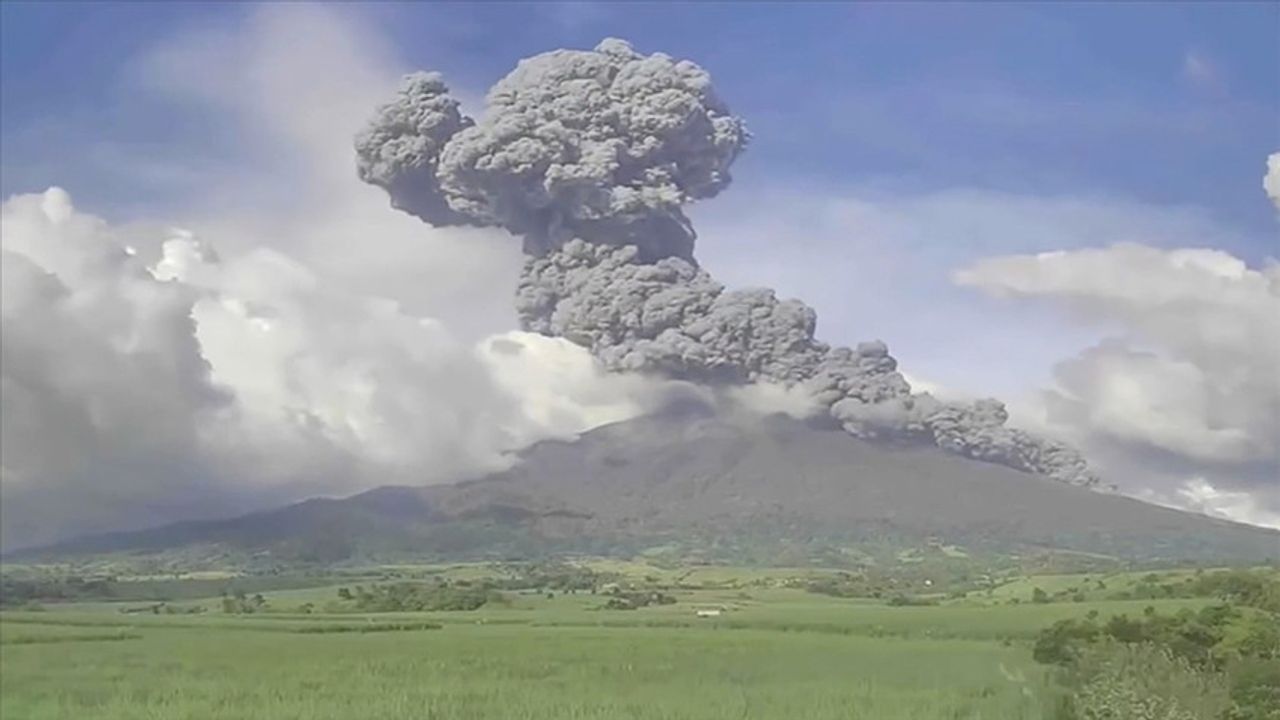 Filipinler Kanlaon yanardağı'nda patlama