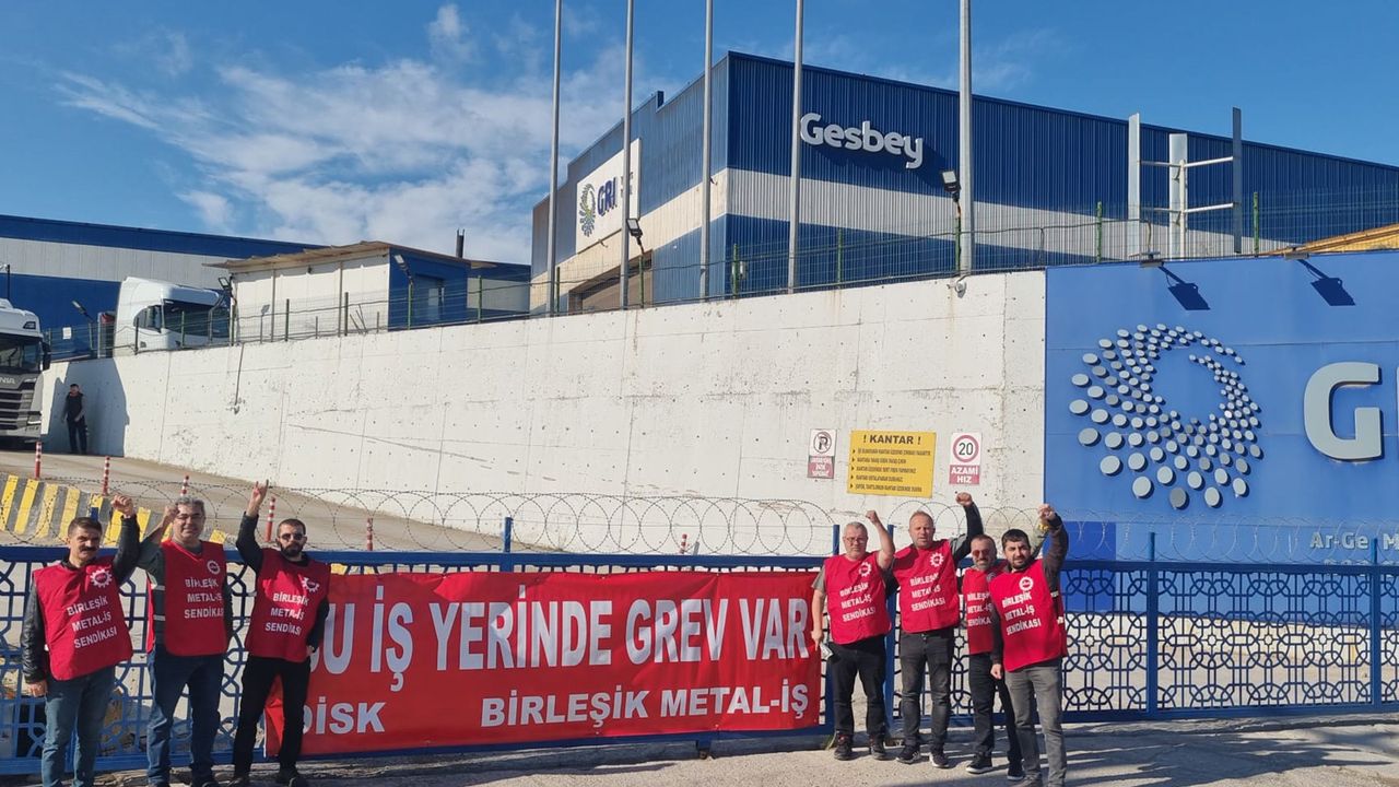 İşyerine grev pankartı asıldı, işveren fabrikaya imam getirdi