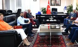 Yeni Rektör siyasete boyun eğdi