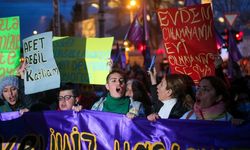 Feminist Gece Yürüyüşü: Kadınlar yasağı tanımadı