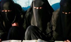 Afganistan'da kız çocukları okul yerine medreselere gidiyor