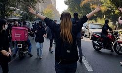 İran'da başını açan kadınlara tehdit