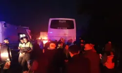 AKP seçmenleri taşıyan otobüs TIR'a çarptı: 22 yaralı