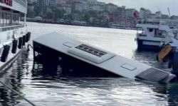 Eminönü’nde İETT otobüsü denize düştü