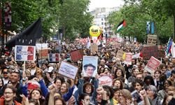 Fransa'da halk aşırı sağa karşı sokağa indi