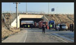 İşçileri taşıyan midibüs devrildi: 4 ölü