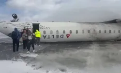 Toronto'da uçak iniş sırasında ters döndü!