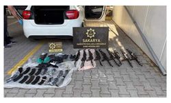 Polis memurunun aracında ruhsatsız silahlar!