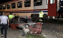Sürücüsünün raylara bırakıp kaçtığı otomobile yolcu treni çarptı