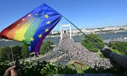 Budapeşte’de onur yürüyüşü: On binlerce kişiye 500 euro ceza tehdidi