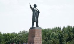 Orta Asya'nın en büyük Lenin heykeli indirildi