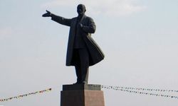 Lenin’in heykellerini yıkmak onun  fikirlerini yok edebilir mi?”