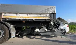 Karasu yolunda feci kaza: Otomobil tırın altına girdi, 1 kişi hayatını kaybetti