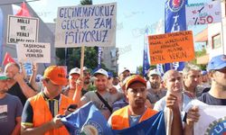 Yüzlerce kamu işçisi AKP il binasının önünde