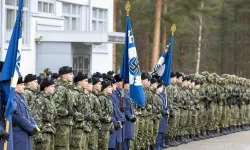 Finlandiya ordusunun bayraklarındaki gamalı haç kaldırılıyor