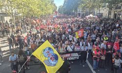 Macron’a tepki büyüyor: Bakanlığa baskın, yüz binler sokakta