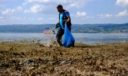 Sapanca Gölü’nün çekilen kıyılarından 2 ton çöp toplandı