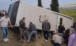 Denizli'de tur otobüsü şarampole devrildi: 1 ölü, 32 yaralı