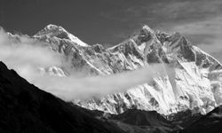 Everest’te kar fırtınası: 1000 kişi mahsur kaldı