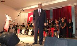 82 yaşındaki emekli müsteşar koro şefliği yapıyor