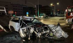 Avcılar'da hatalı dönüş yapan kamyona çarpan otomobil hurdaya döndü: 1 ölü, 1 yaralı