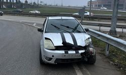 Bariyere çarpan otomobildeki 2 kişi yaralandı