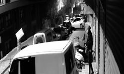 Başakşehir'de apartmandan kendi eşyasını alıyormuş gibi yapan hırsız kamerada