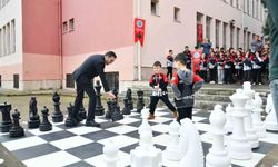 Başiskele'de ilkokul bahçesine satranç sahası kuruldu