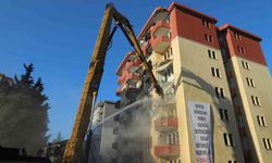 Deprem hazırlıklarının sürdüğü Büyükçekmece'de riskli bir site daha yıkıldı