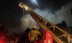 Esenyurt'ta villanın çatı katındaki yangın bitişiğindeki eve sıçradı