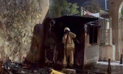 Fatih'te güvenlik kulübesi alev alev yandı