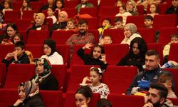 Gebze'de 'Renkli Çoraplı Kuzgun' oyunu sahnelendi