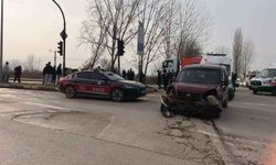 Hafif ticari araçlar çarpıştı: 3'ü çocuk 7 yaralı