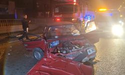 İnegöl'de kontrolden çıkan otomobil bariyerlere çarptı, 1'i ağır 2 kişi yaralandı