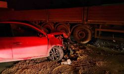 Kağıthane'de makas atan sürücü, park halindeki tıra çarptı: 2 yaralı