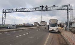 Kazada zarar gören otoyol plaka tanıma sistemi direği yenilendi