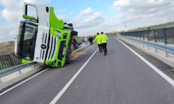 Kırklareli'de yem yüklü tır köprüde devrildi