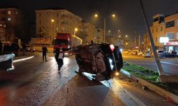 Takla atıp direğe çarpan otomobilde 3 yaralı...