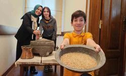 Minik eller taş değirmende buğday öğüttü, zeytin kurdu