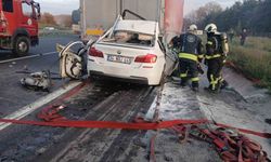 Otomobiliyle tırın altına giren 18 yaşındaki sürücü hayatını kaybetti