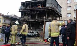 Pendik'te araçtaki yangın çevre binalara sıçradı: 2 araç ve kafe küle döndü