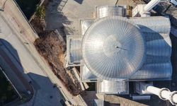 Sabah yürüyüşünde yolun kaydığını farkeden yaşlı kadın 31 öğrencinin hayatını kurtardı