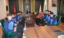 Şampiyon voleybolculardan Kaymakam Odabaş'a ziyaret