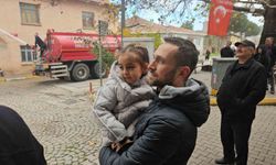 Sındırgı'da evlerinin yıkılışını hüzünlü gözlerle izlediler