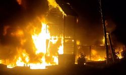 Üşümemek için ateş yaktılar, çocuk parkını küle çevirdiler