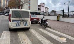 Yayaya yol verirken, arkadan motosiklet çarptı